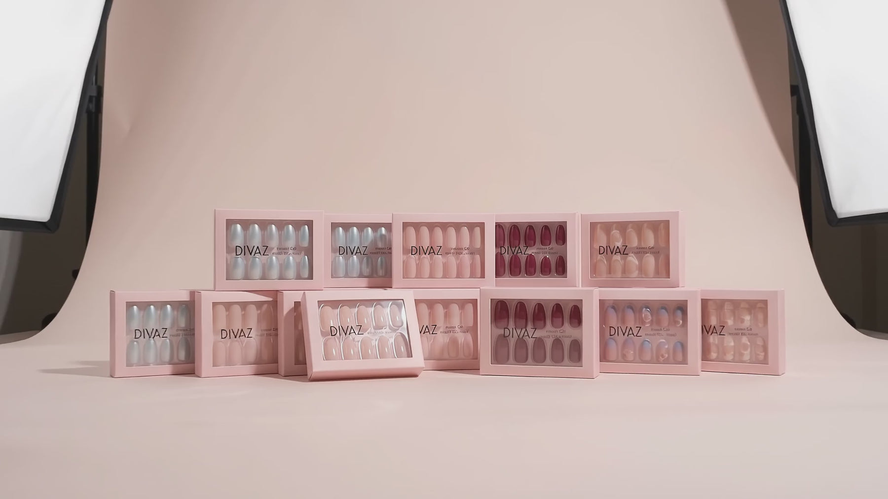 Campanie DIVAZ, unghii false press-on si make-up