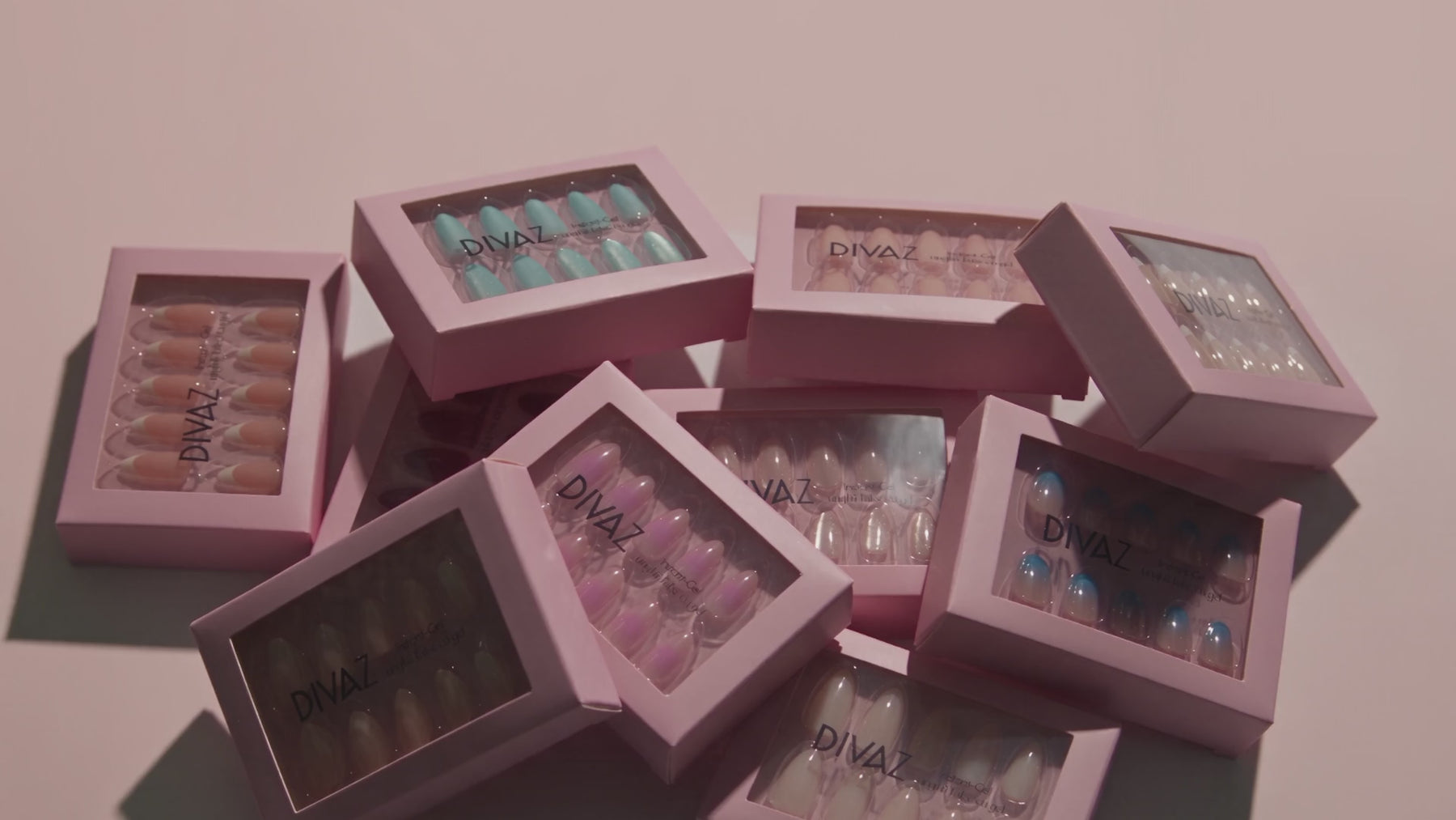 Campanie DIVAZ, unghii false press-on si make-up